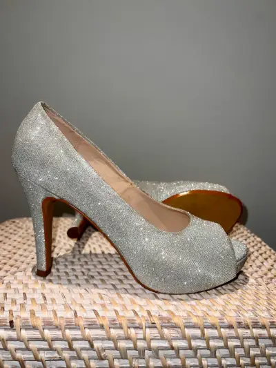 Tacones plateados brillantes con punta abierta - miniatura 4