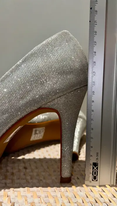 Tacones plateados brillantes con punta abierta - miniatura 5