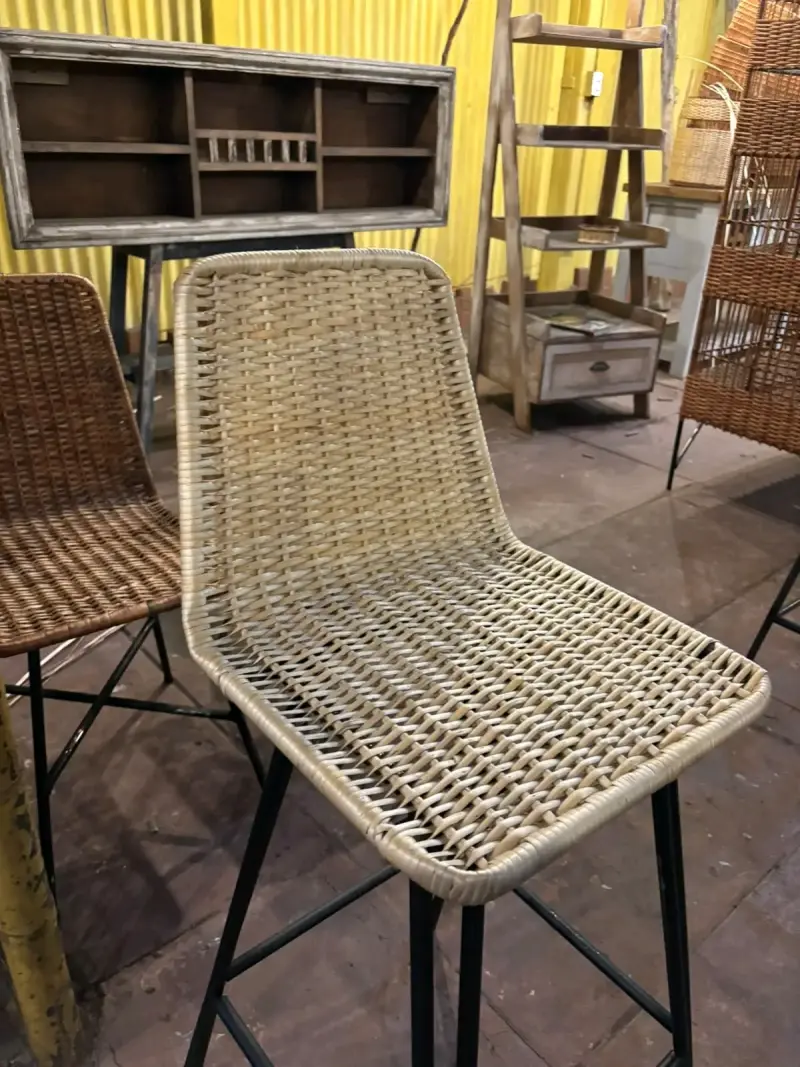 Silla de mimbre con estructura metálica