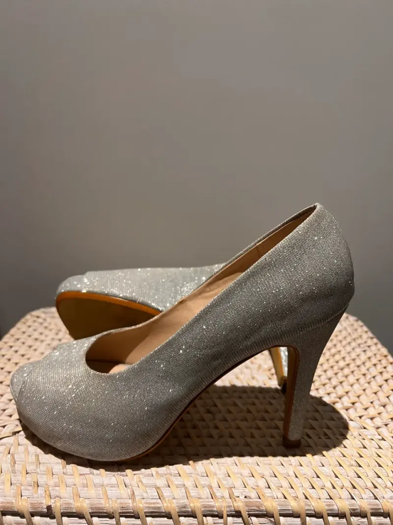 Tacones plateados brillantes con punta abierta - 6
