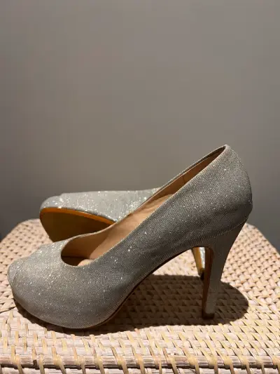 Tacones plateados brillantes con punta abierta - miniatura 6