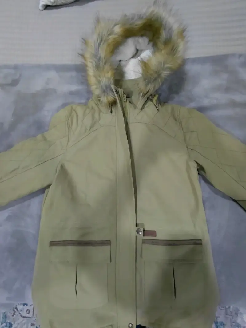 Parka verde con capucha de piel sintética - 1