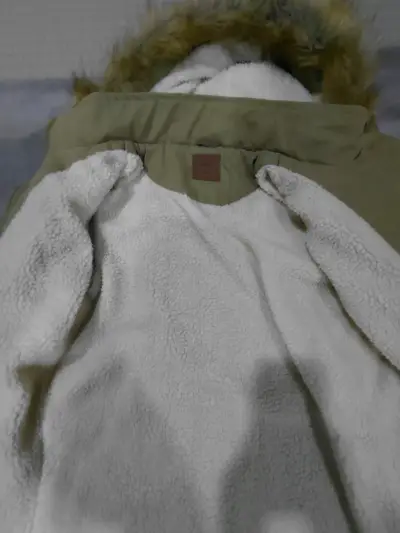 Parka verde con capucha de piel sintética - miniatura 2