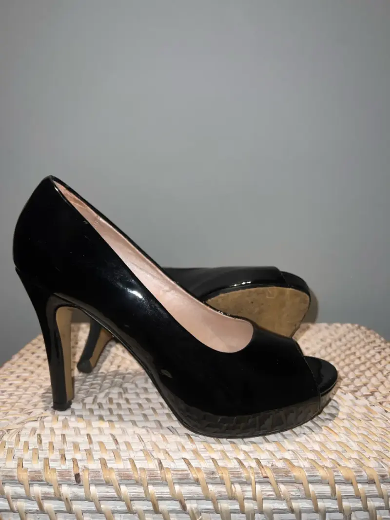 Tacones negros de charol con plataforma - 2