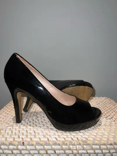 Tacones negros de charol con plataforma - miniatura 2