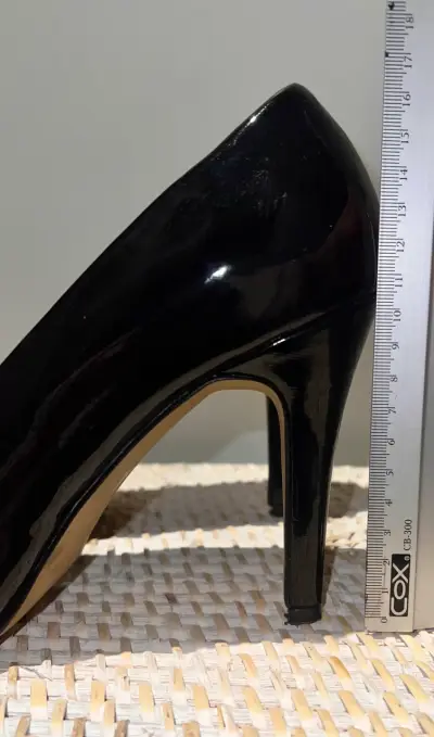 Tacones negros de charol con plataforma - miniatura 4