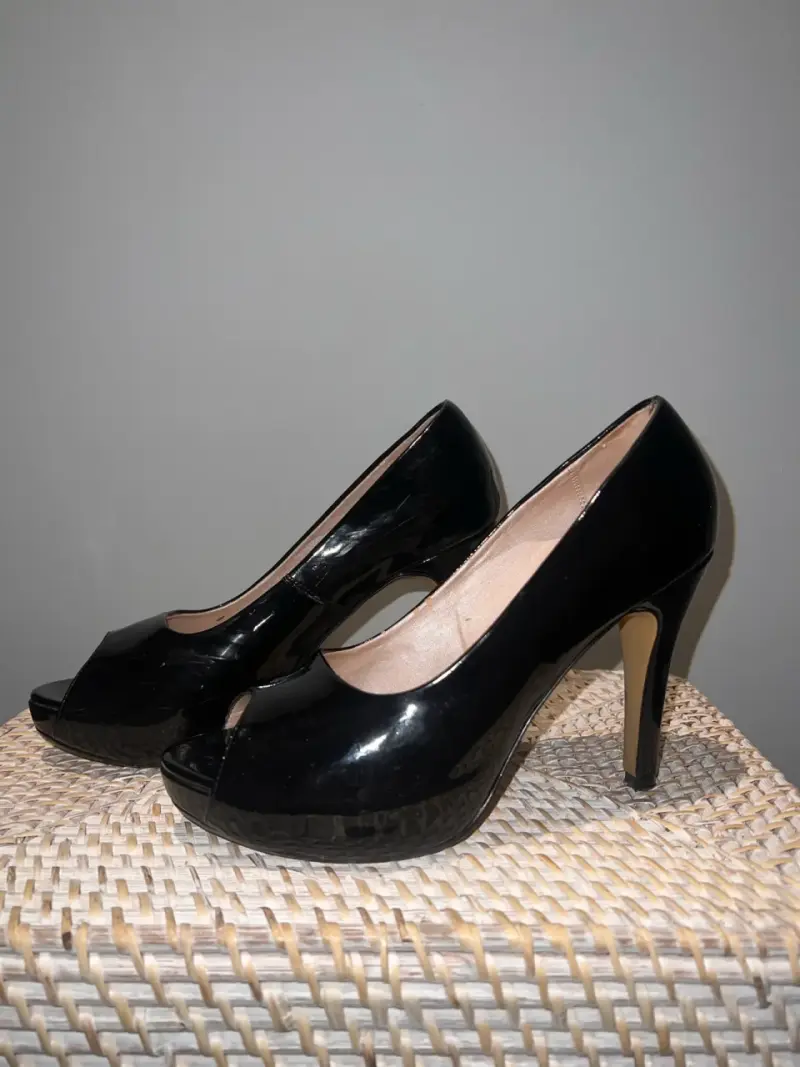 Tacones negros de charol con plataforma - 5