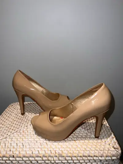 Zapatos de tacón alto beige elegantes - miniatura 1