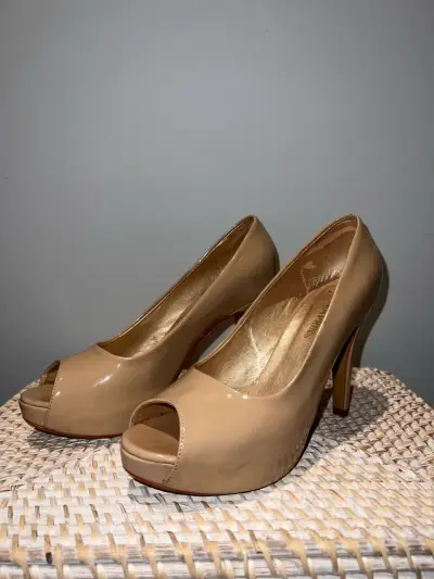 Zapatos de tacón alto beige elegantes - miniatura 3