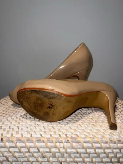 Zapatos de tacón alto beige elegantes - miniatura 5