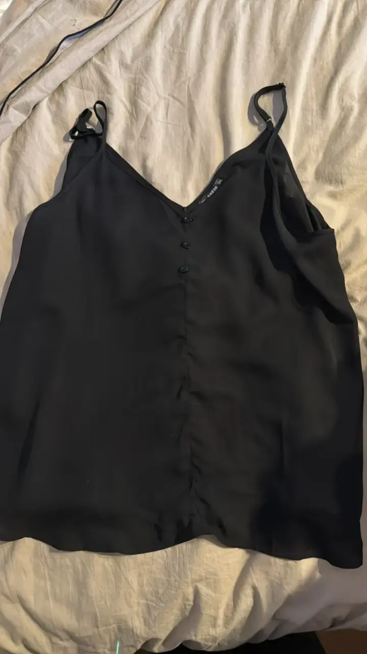 Blusa negra sin mangas elegante