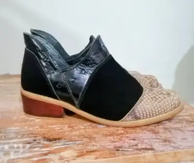 Zapatos de cuero con diseño de serpiente - miniatura 4