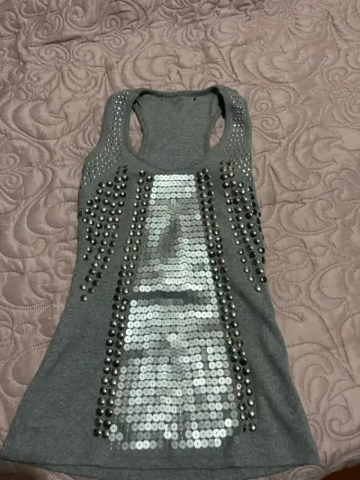 Polera gris con lentejuelas brillantes - miniatura 1