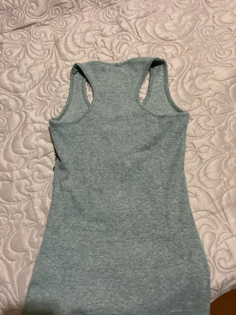 Polera gris con lentejuelas brillantes - 2