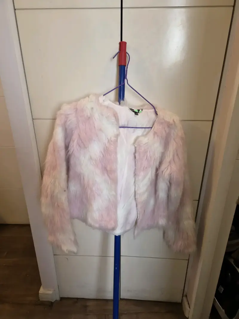 Chaqueta de piel sintética rosada para mujer