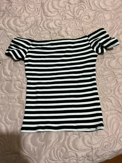 Polera rayada blanco y negro hombros descubiertos - miniatura 1