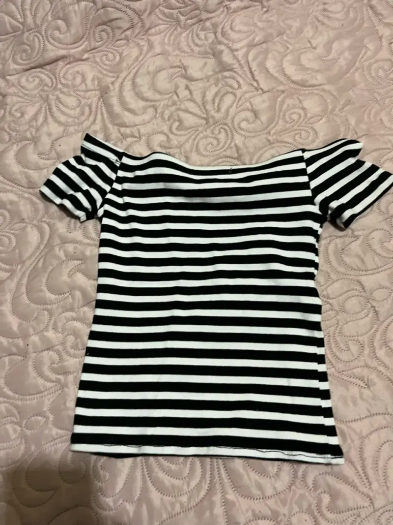 Polera rayada blanco y negro hombros descubiertos - 2