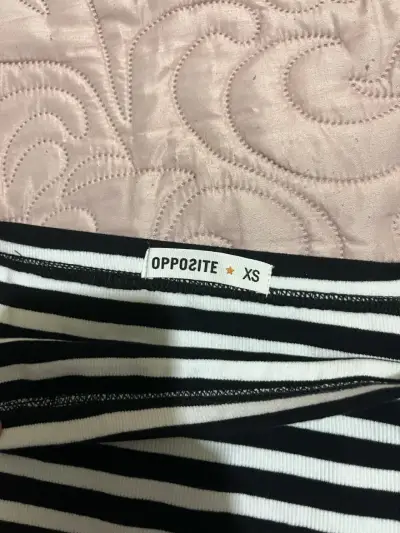 Polera rayada blanco y negro hombros descubiertos - miniatura 3