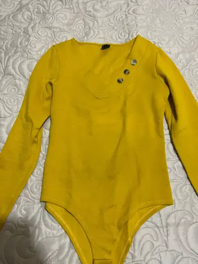 Body amarillo con botones - miniatura 1