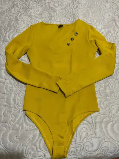 Body amarillo con botones - miniatura 2