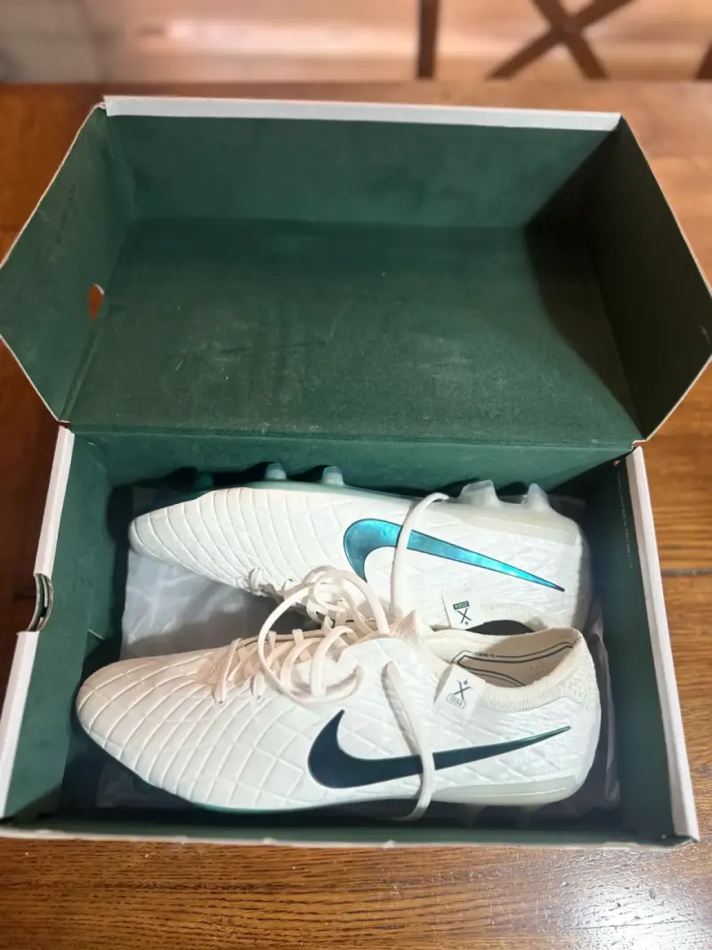 Botines de fútbol Nike blancos con logo verde - 2