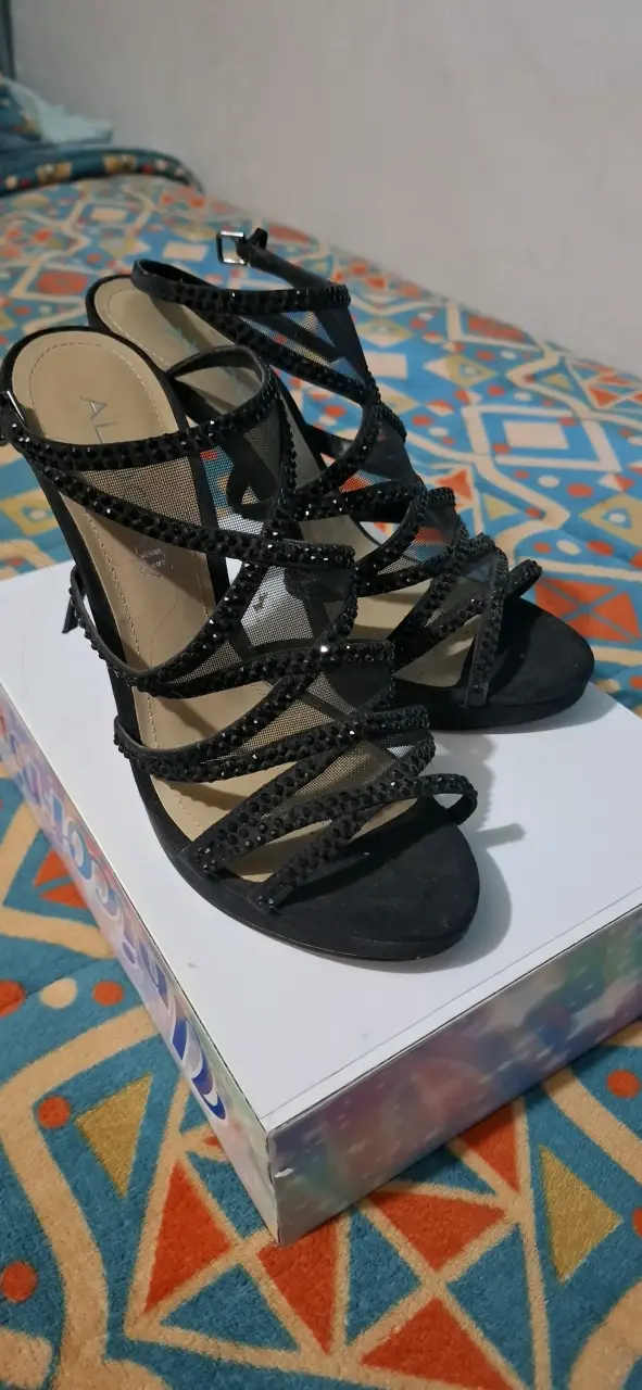 Sandalias negras con tacón y detalles brillantes