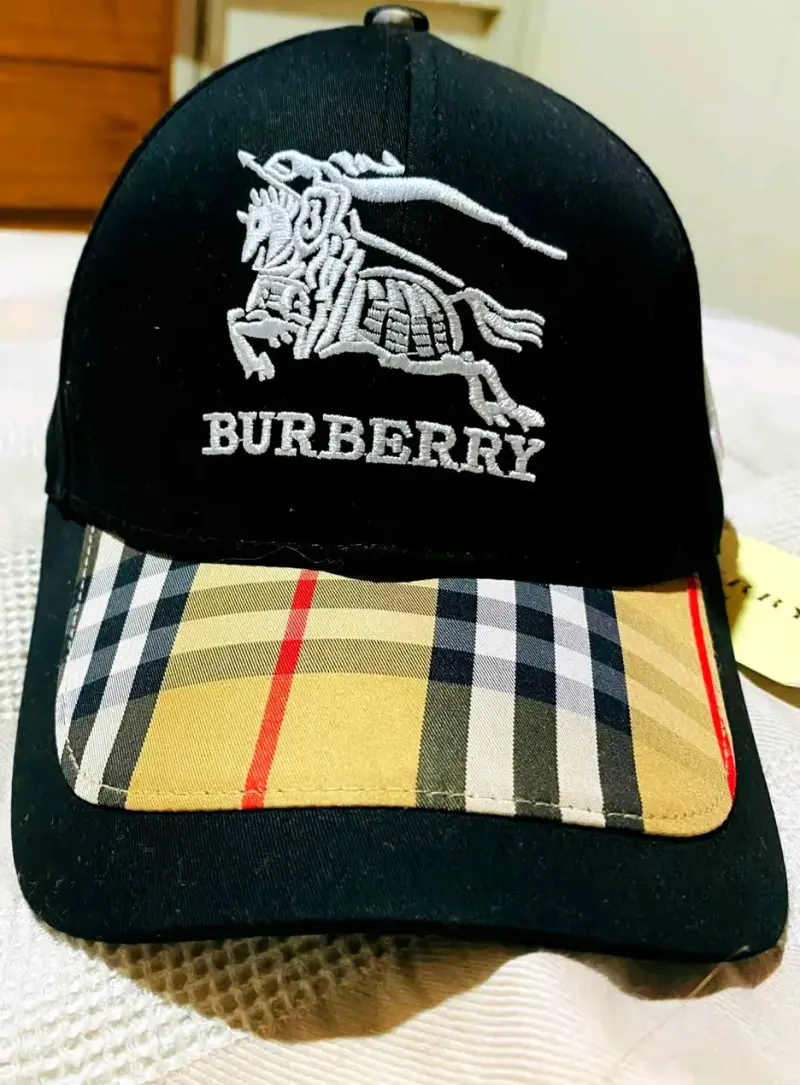 Gorra Burberry negra con diseño clásico - 1