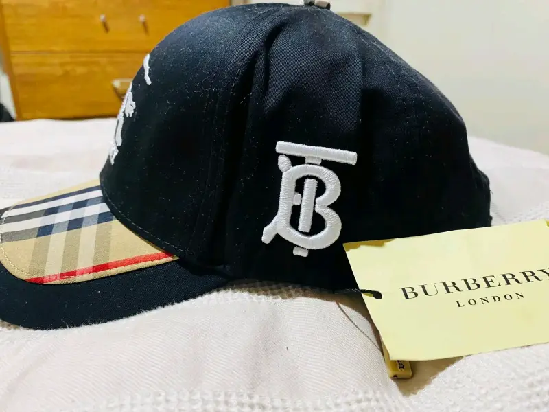 Gorra Burberry negra con diseño clásico - 2