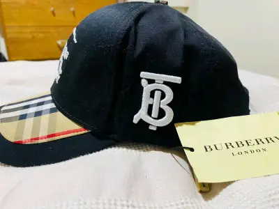 Gorra Burberry negra con diseño clásico - miniatura 2
