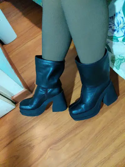 Botas negras de plataforma alta - miniatura 1