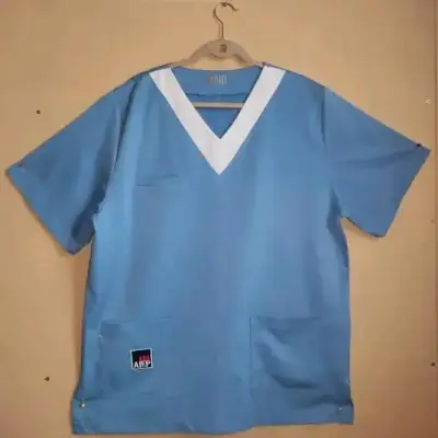 Uniforme médico azul con cuello en V - miniatura 1