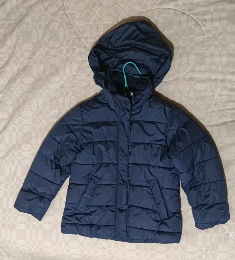 Chaqueta acolchada azul con capucha
