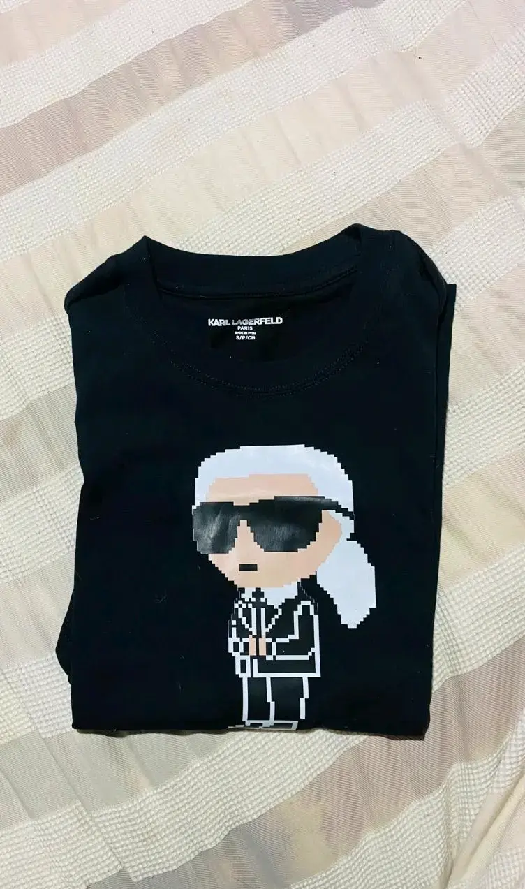Polera negra Karl Lagerfeld con diseño gráfico