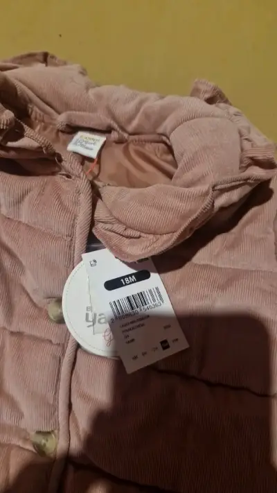 Chaqueta acolchada rosada para niña - miniatura 2