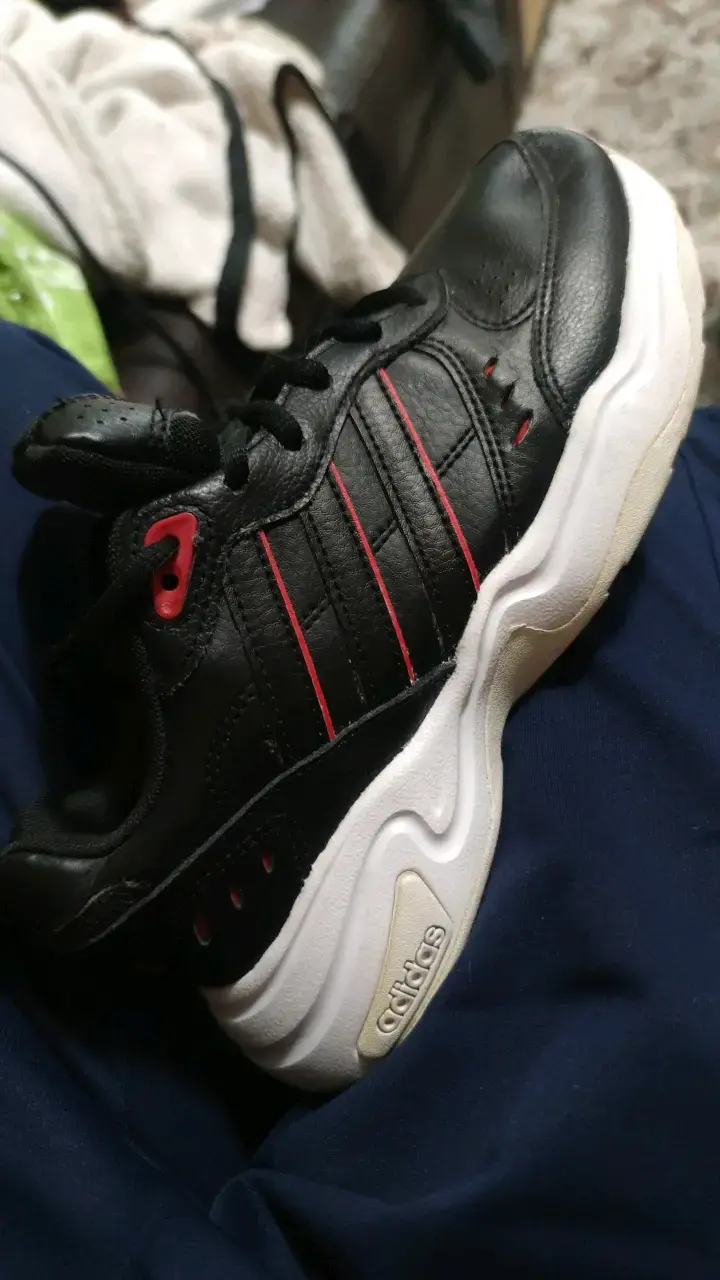 Zapatillas deportivas Adidas negras y rojas - 1