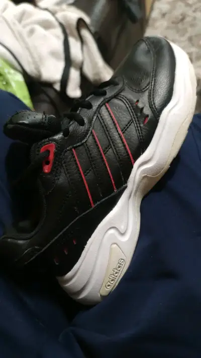 Zapatillas deportivas Adidas negras y rojas - miniatura 1