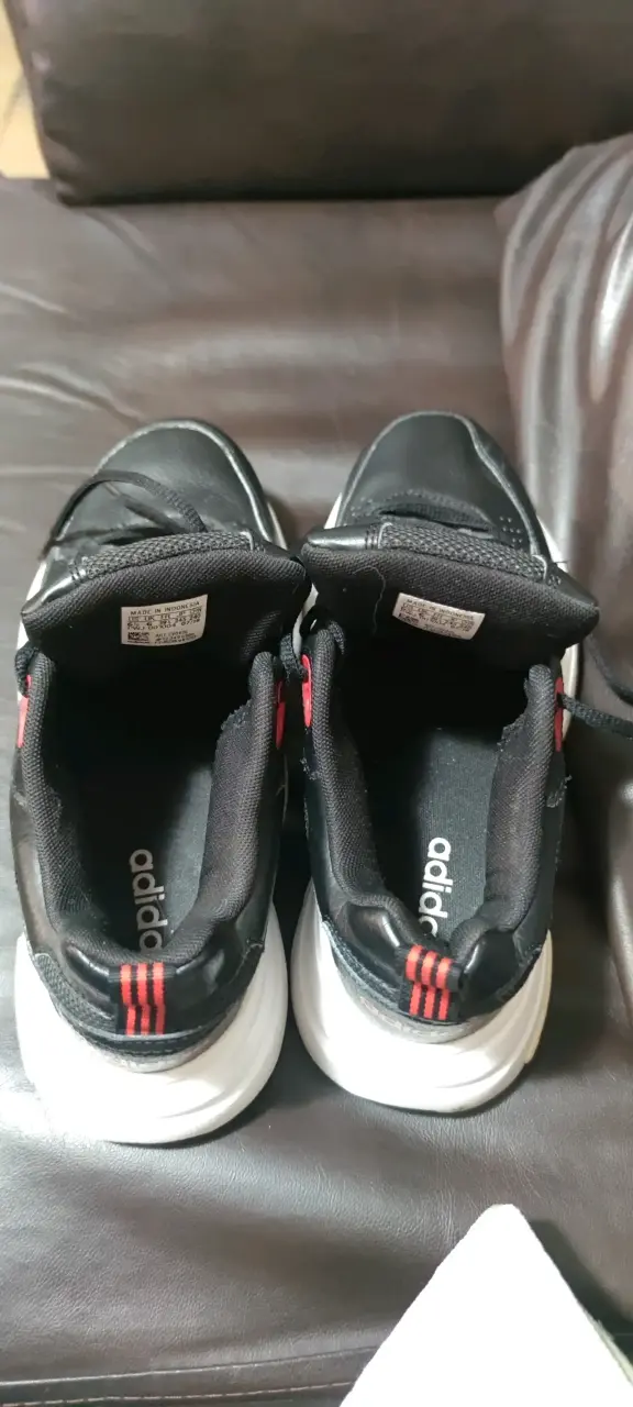 Zapatillas deportivas Adidas negras y rojas - 2