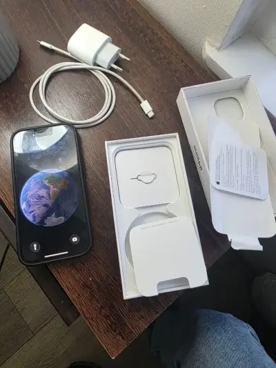 iPhone con cargador y caja original - miniatura 2
