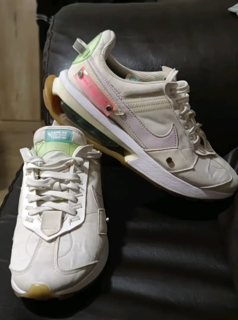 Zapatillas deportivas Nike blancas con detalles - 1