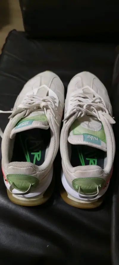 Zapatillas deportivas Nike blancas con detalles - miniatura 2