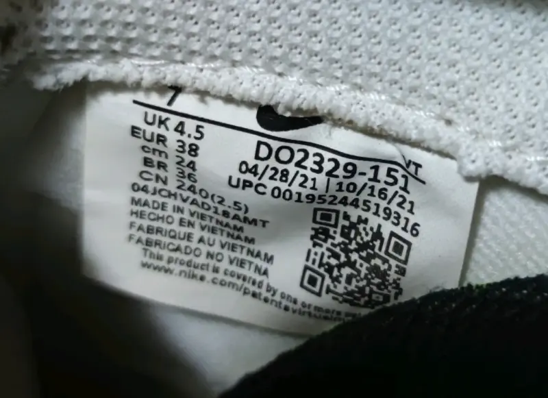 Zapatillas deportivas Nike blancas con detalles - 3