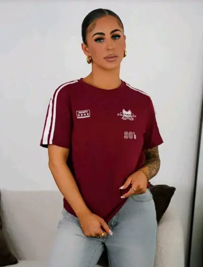SHEIN Polera burdeos con diseño deportivo - miniatura 1