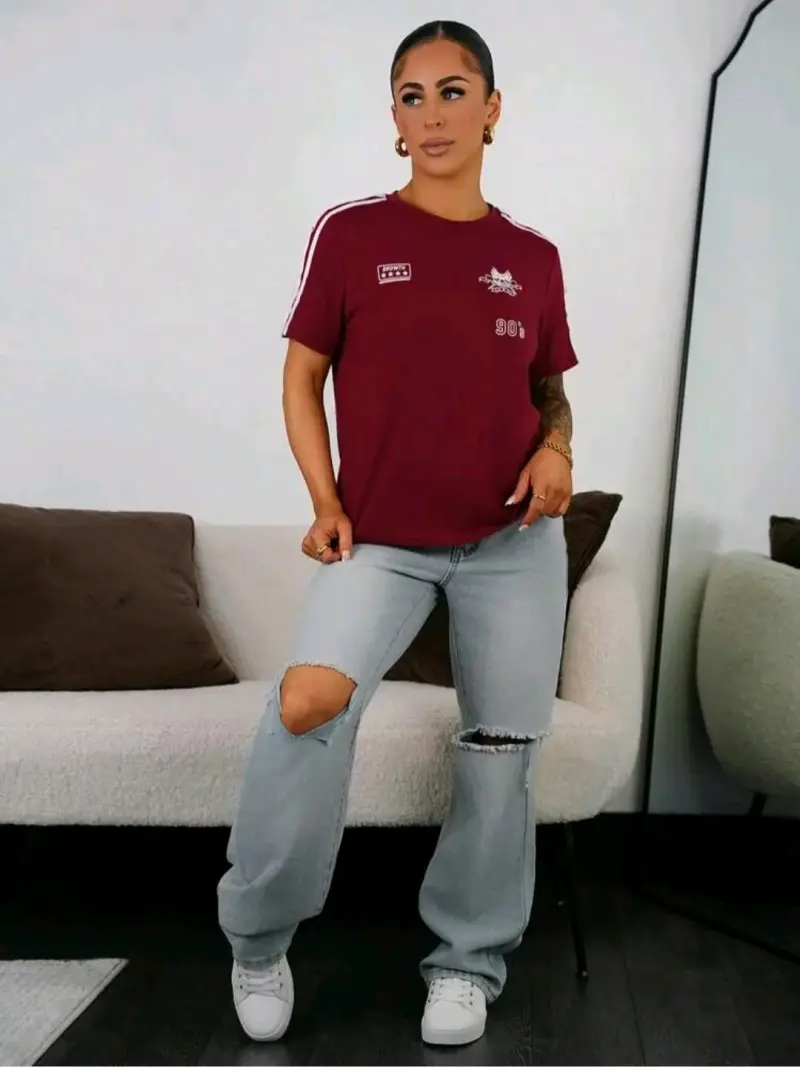 SHEIN Polera burdeos con diseño deportivo - 4