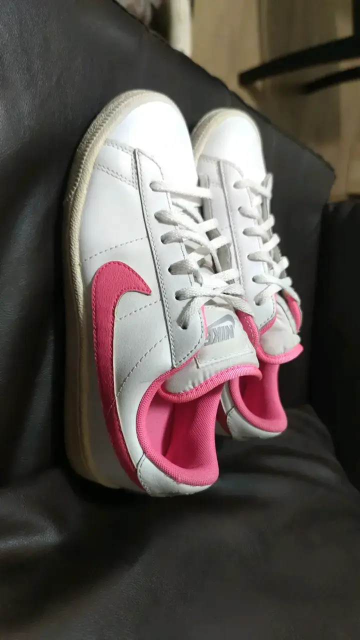 Zapatillas Nike blancas con detalles rosados - 1