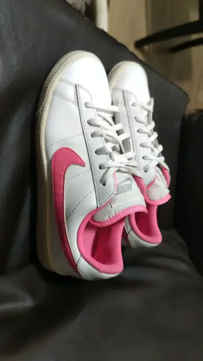 Zapatillas Nike blancas con detalles rosados - miniatura 1