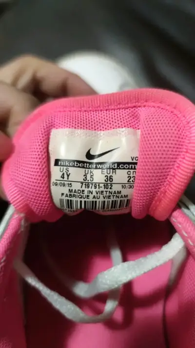 Zapatillas Nike blancas con detalles rosados - miniatura 2