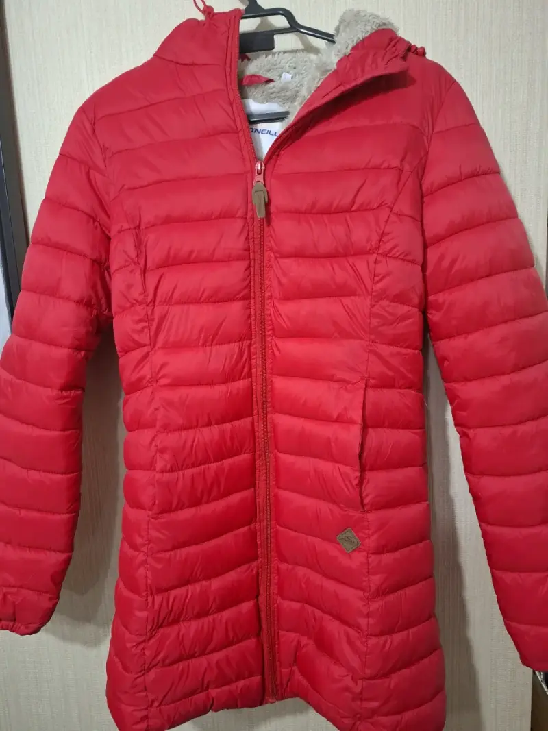 Chaqueta acolchada roja con capucha - 1
