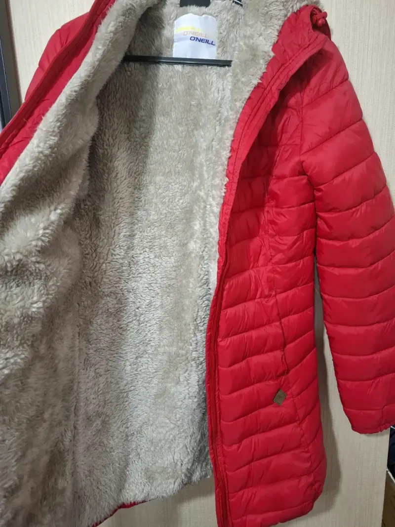 Chaqueta acolchada roja con capucha - 2