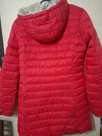 Chaqueta acolchada roja con capucha - miniatura 3