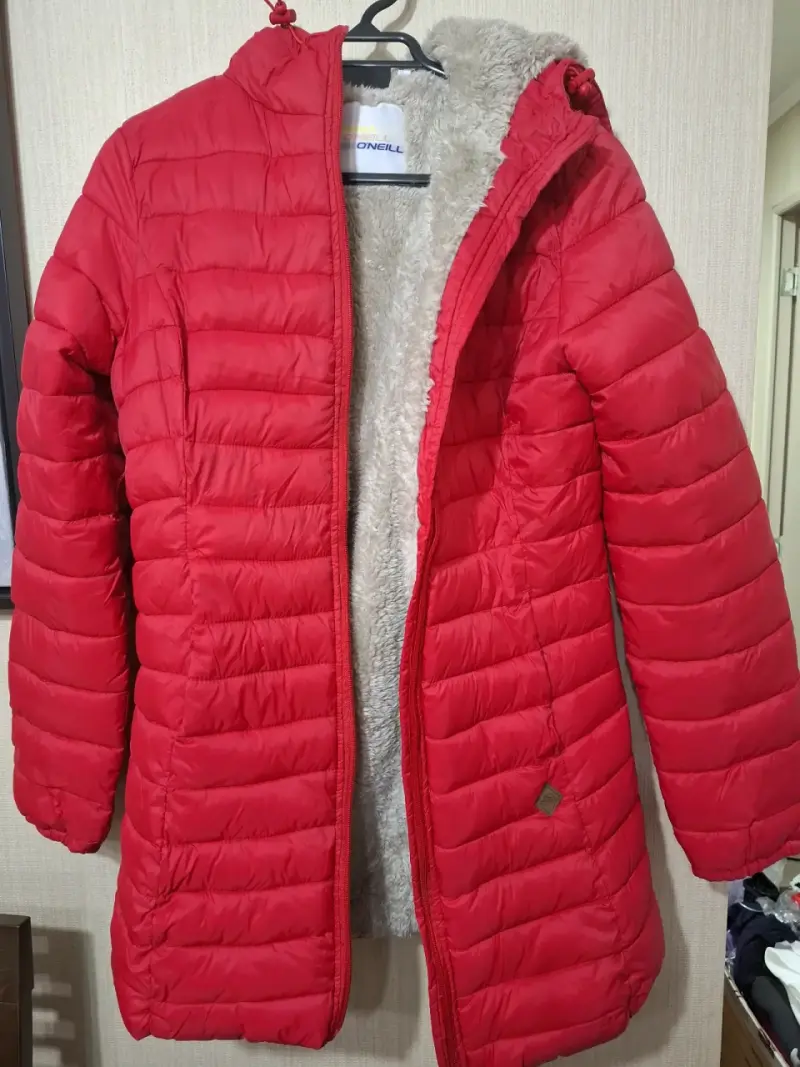 Chaqueta acolchada roja con capucha - 4